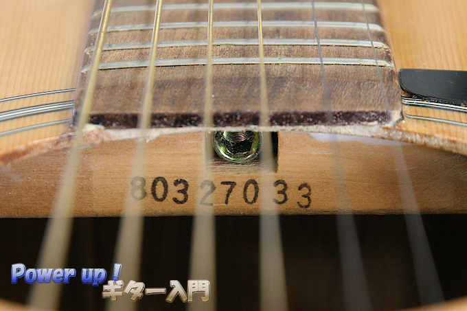 アコースティックギターのトラスロッドはネックの下側